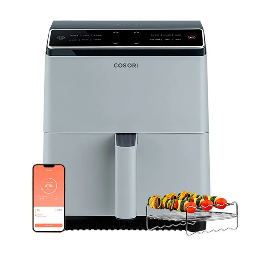 Cosori Dual Blaze Chef Edition tiene predefinidas 12 funciones de cocinado. Selecciona en la pantalla táctil la función perfecta, en función del alimento a cocinar, y Cosori seleccionará de forma automática el tiempo y la temperatura idóneos para garantizar un resultado perfecto. Además, ofrece la opción de elegir manualmente el tiempo y la temperatura preferidos, para un cocinado personalizado. ¡El modelo Chef Edition incluye accesorios extra para que nada te limite a la hora de cocinar! Su rejilla metálica y sus cinco brochetas permiten ampliar el número de recetas que puedes realizar con Cosori Dual Blaze Chef Edition. Además, incluye un libro de recetas online en el modelo en gris de Cosori y, comprando el modelo Chef Edition, podrás descargarte un libro de recetas exclusivo con platos gourmet realizados por la Chef y ex concursante de Masterchef, Clara Villalón. Cosori Dual Blaze Chef Edition